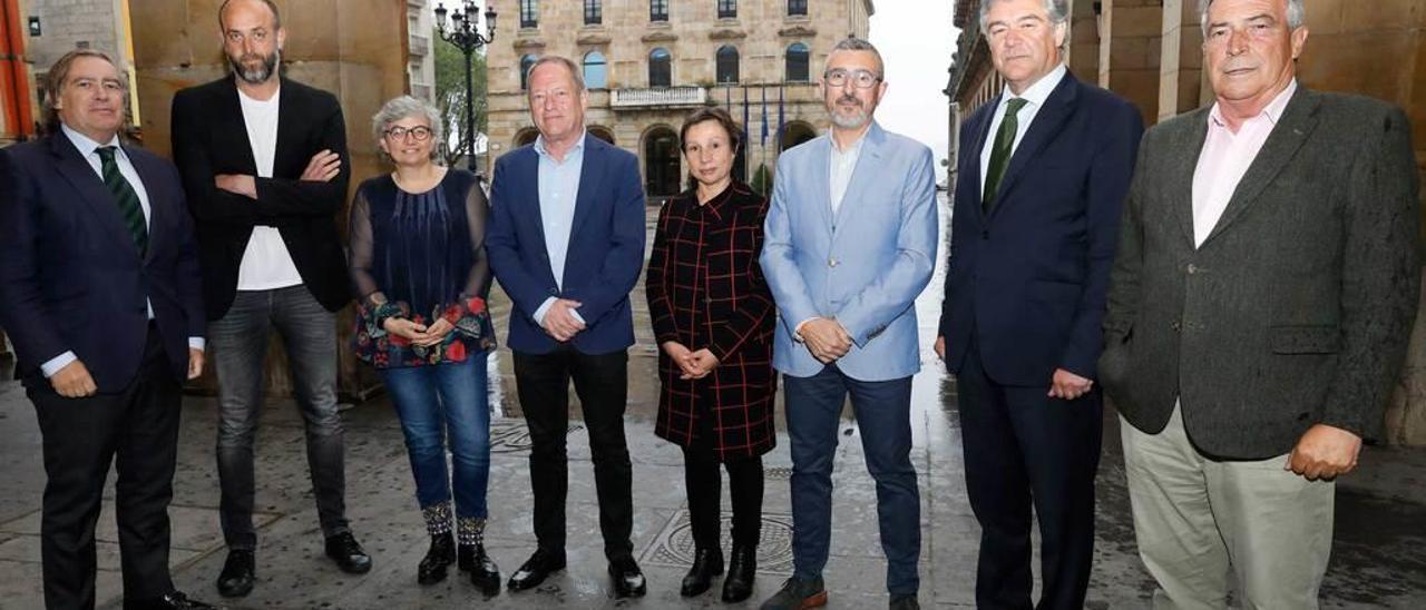 De izquierda a derecha, y con el Ayuntamiento en el horizonte, posan Alberto López-Asenjo (PP), David Alonso (Por Gijón), Ana González (PSOE), Aurelio Martín (Xixón por la Izquierda), Yolanda Huergo (Podemos-Equo), José Carlos Fernández Sarasola (Ciudadanos), Eladio de la Concha (Vox) y Álvaro Muñiz (Foro).