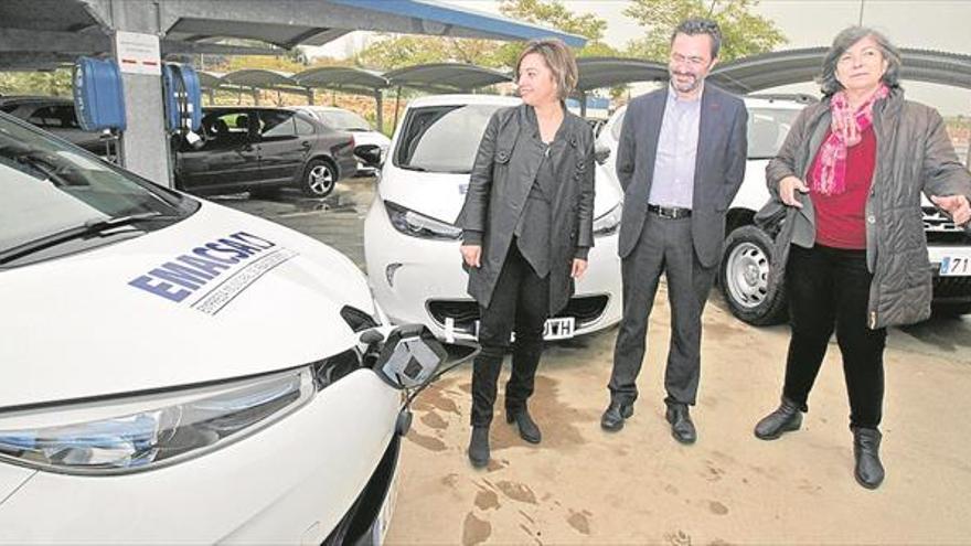 Emacsa renueva su flota con 9 coches, 2 de ellos eléctricos, de la marca Renault
