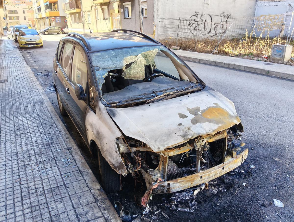 Un incendio destruye cuatro motos y un coche en La Soledat