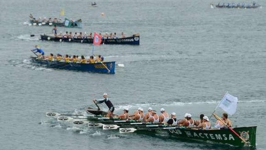 Mera, la segunda trainera por arriba, en la regata de Bueu.