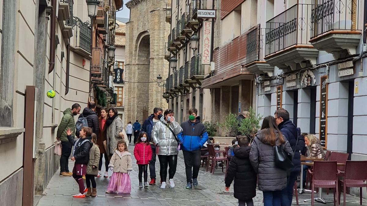 Grupos de visitantes en la calle del Obispo, en el casco antiguo de Jaca.