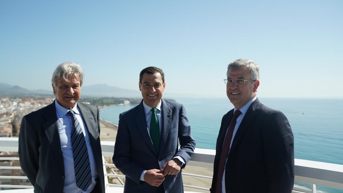 Juanma Moreno, rodeado por el arquitecto Salvador Moreno Peralta y el alcalde José María García Urbano
