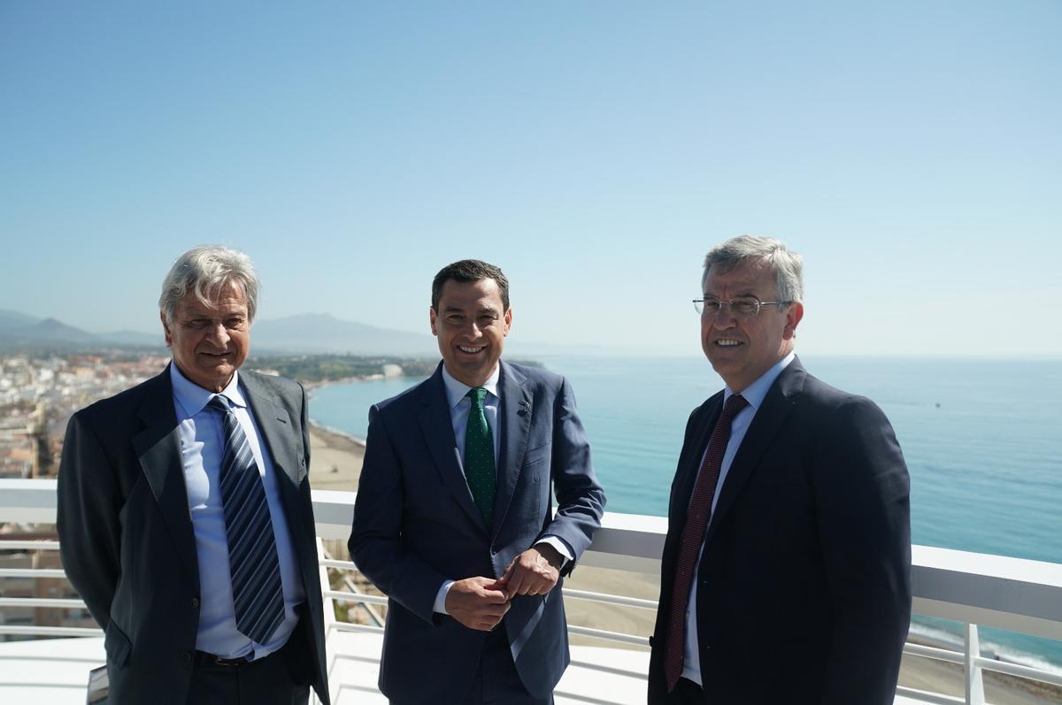 Juanma Moreno, rodeado por el arquitecto Salvador Moreno Peralta y el alcalde José María García Urbano
