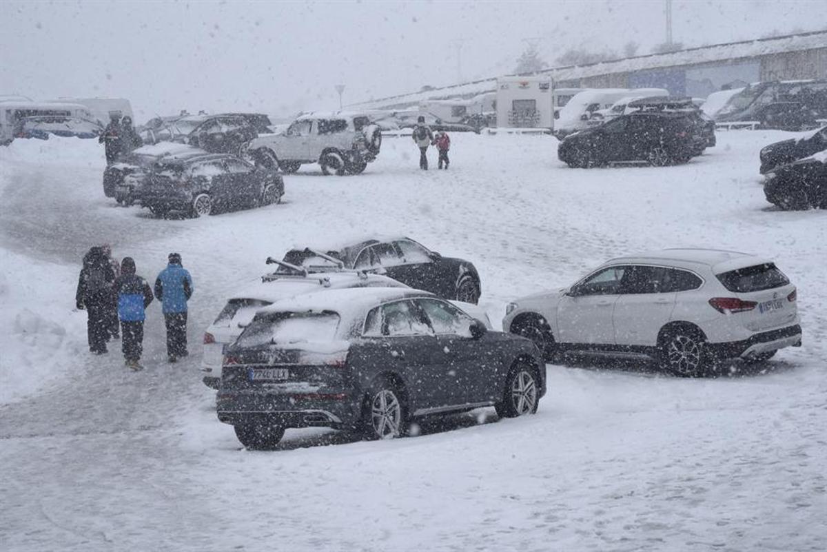 Vista de la nevada este sábado en la estación de esquí de Formigal, Huesca. La zona del Pirineo central se encuentra en alerta naranja ante la previsión de nevadas por debajo de los 800 metros y acumulación de espesores de 30 cm por encima de los 1200 a lo largo de este fin de semana.