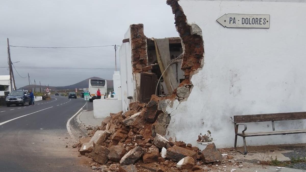 Una guagua se lleva por delante una casa histórica en Lanzarote