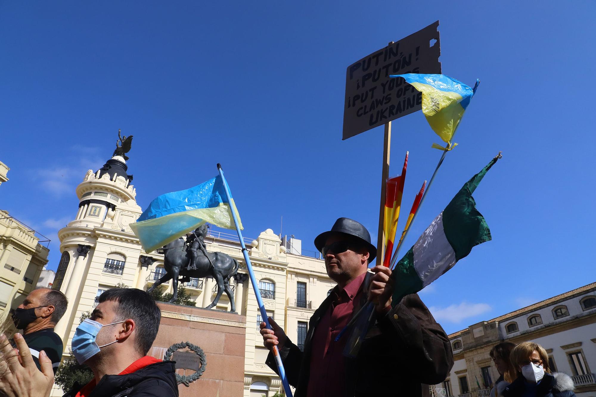 Cientos de personas se concentran contra la guerra en Ucrania en Las Tendillas