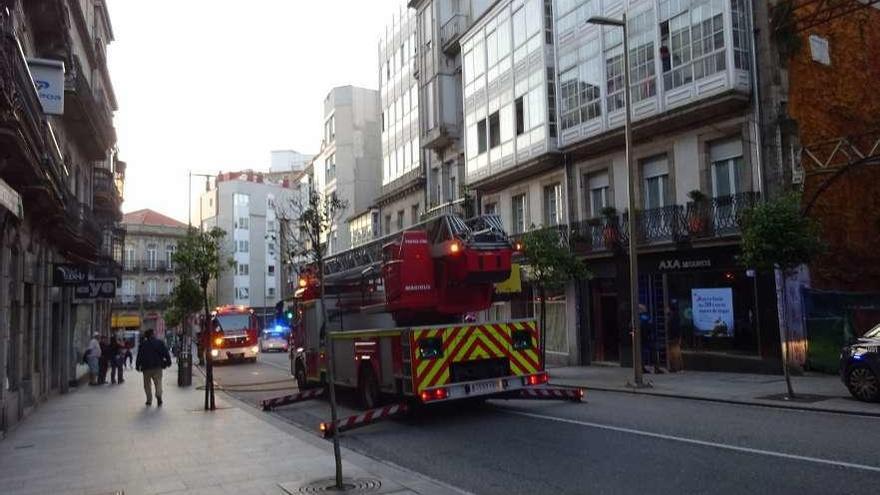 Efectivos de bomberos y Policía Local asistieron al lugar del incendio, que fue desalojado. // FdV