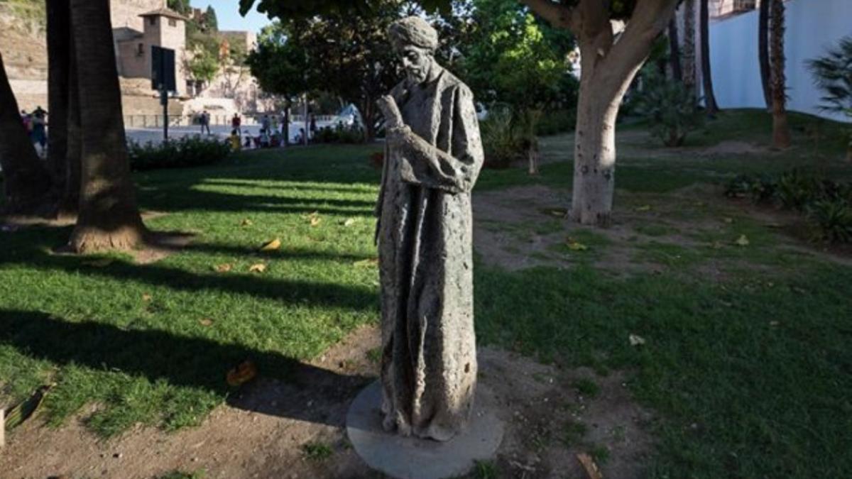 Estatua dedicada a Ibn Gabirol, en la calle Alcazabilla.