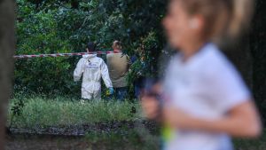 Agentes de la policía científica en la zona donde se hallaron los cadáveres en Villa Pamphili, en Roma.