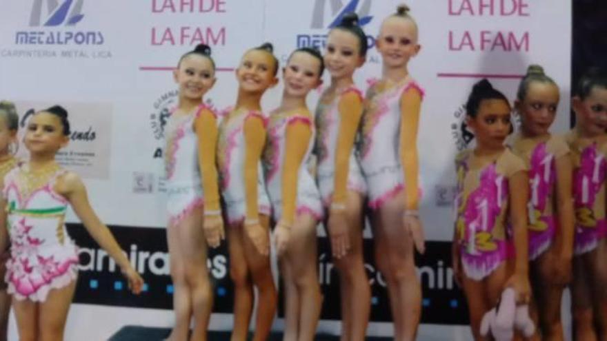 Gimnastas de Sueca en uno de los podios de la competición celebrada en el polideportivo.