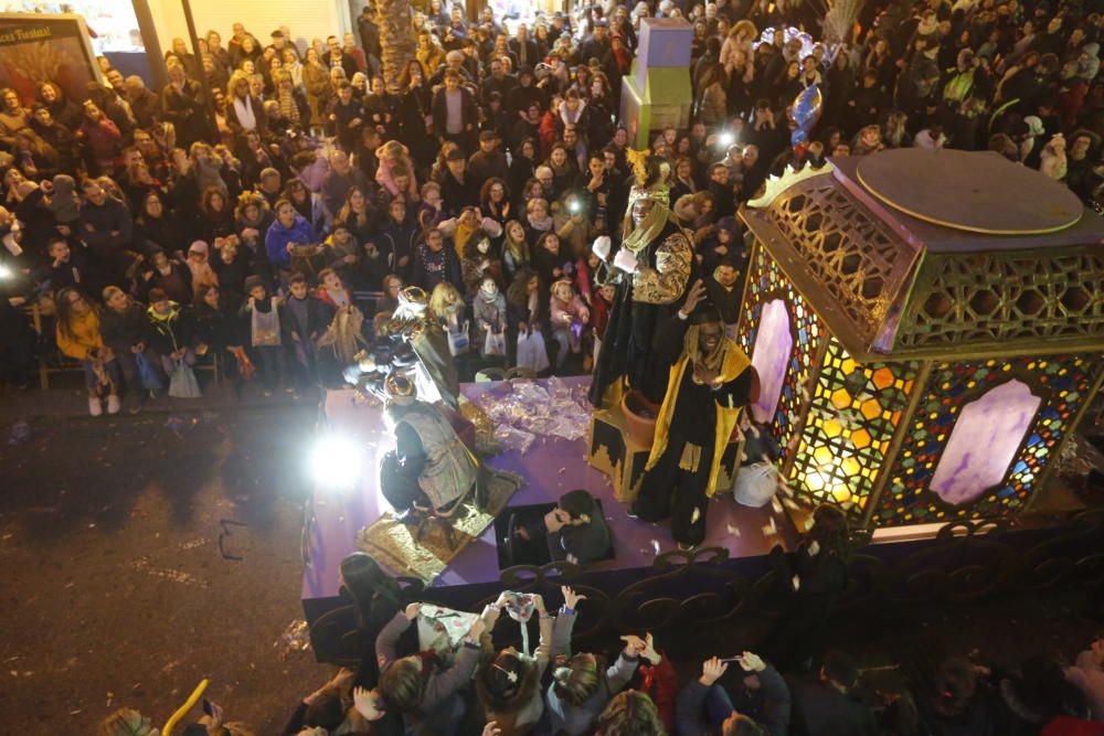 La cabalgata de los Reyes Magos en Elche ha recorrido el centro de la ciudad con 13 carrozas y más de 600 personas