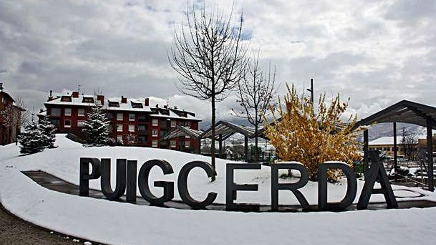 L&#039;entrada de Puigcerdà, ahir al matí, ben coberta de neu.