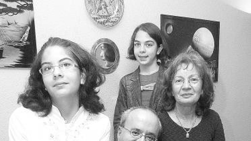 Juan Carlos García y Rosa Fernández, con sus dos hijas.