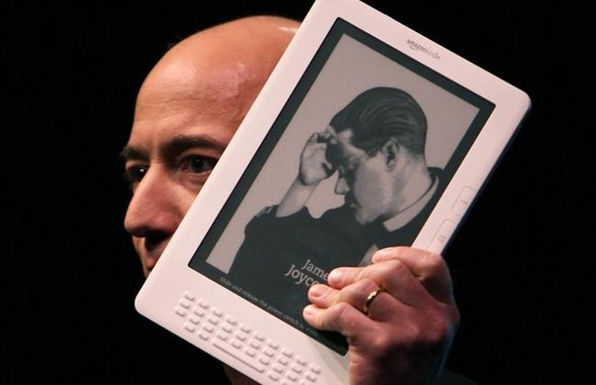 Jeff Bezos, amb un dels seus Kindle.