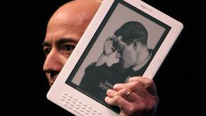 Jeff Bezos, con uno de sus Kindle.