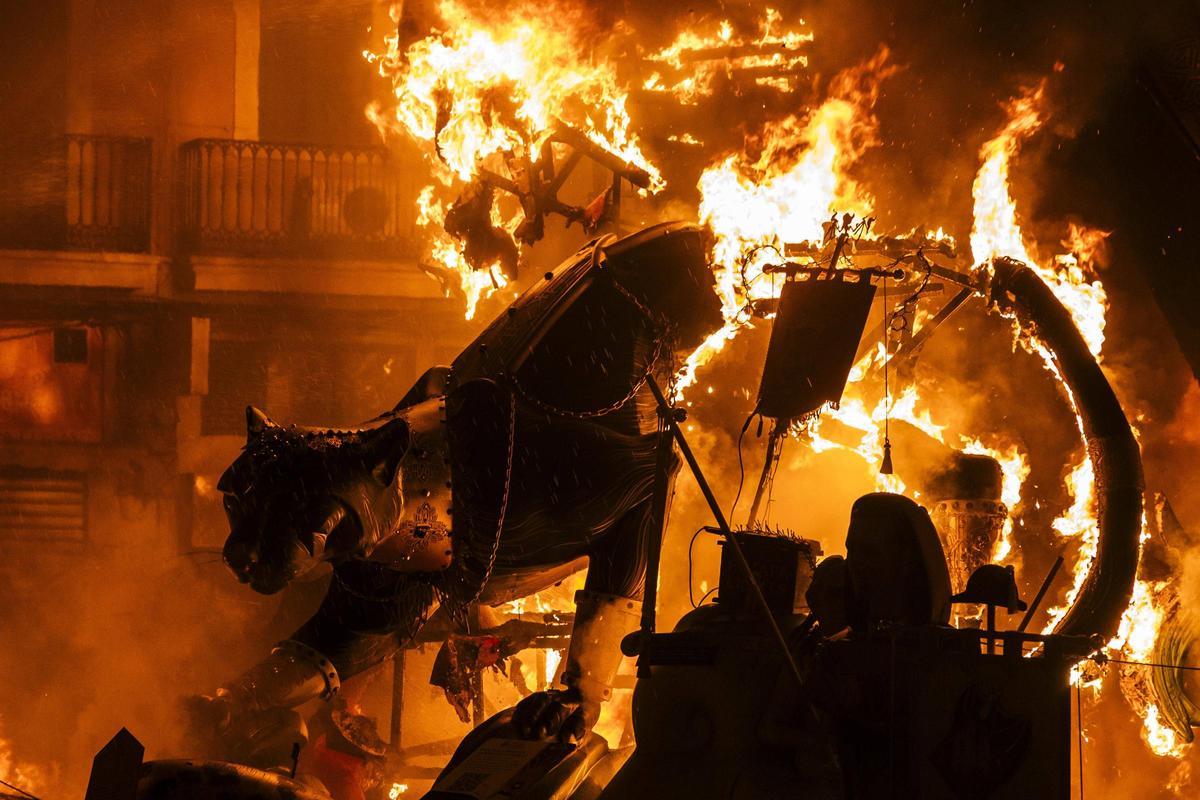 Imagen de la cremà de las fallas de València.