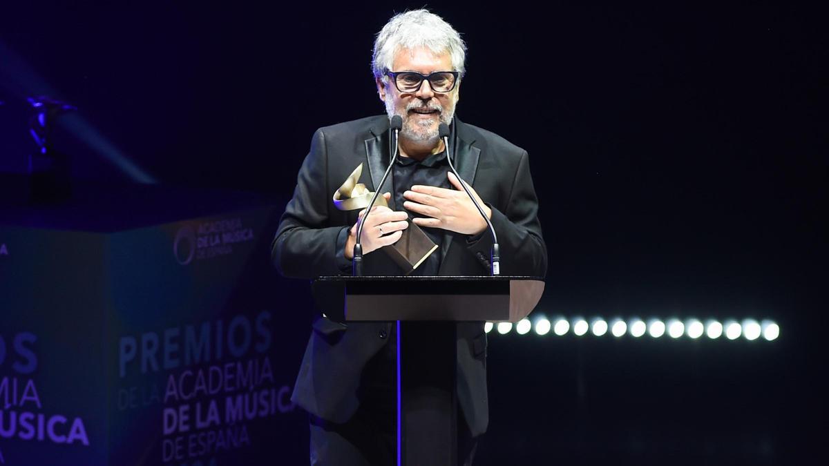 Iván Ferreiro recoge su galardón en los I Premios de la Academia de la Música de España.