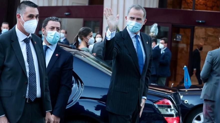 Los Reyes, la Infanta Leonor y la Princesa Sofía, a su llegada al concierto de los Premios Princesa de Asturias