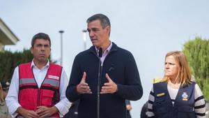 Sánchez, entre Mazón y Pilar Bernabé el 31 de octubre de 2024 tras asistir al Cecopi.