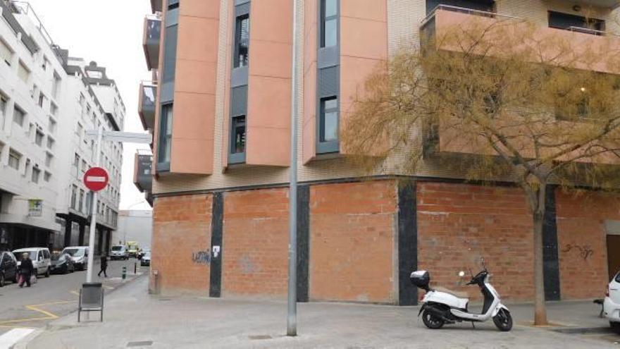 El xamfrà del carrer de Flor de Lis amb el del Mossèn Serapi Ferrer, on hi haurà el nou local veïnal, ahir