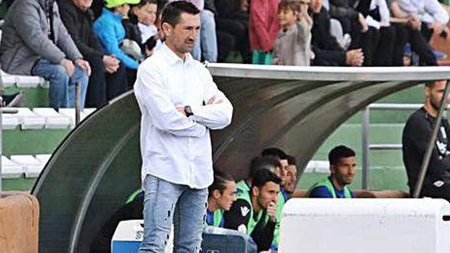 Raúl Casañ, entrenador del cuadro santaeulaliense, durante el choque contra el Melilla.