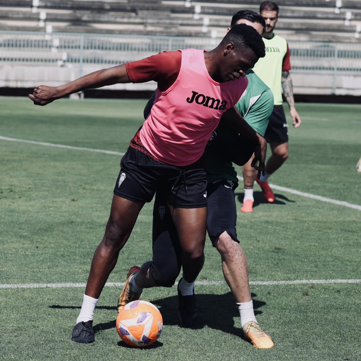 Ntji Tounkara, durante la sesión de trabajo de este lunes en la Ciudad Deportiva.