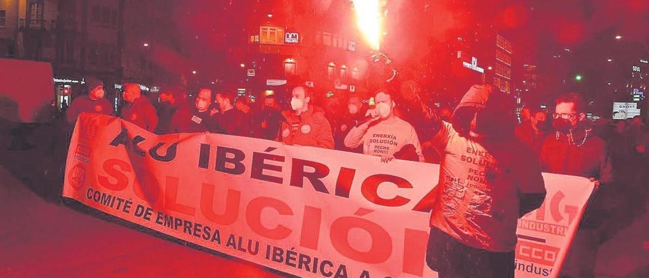 Trabajadores de Alu Ibérica, en una manifetación en febrero del año pasado.