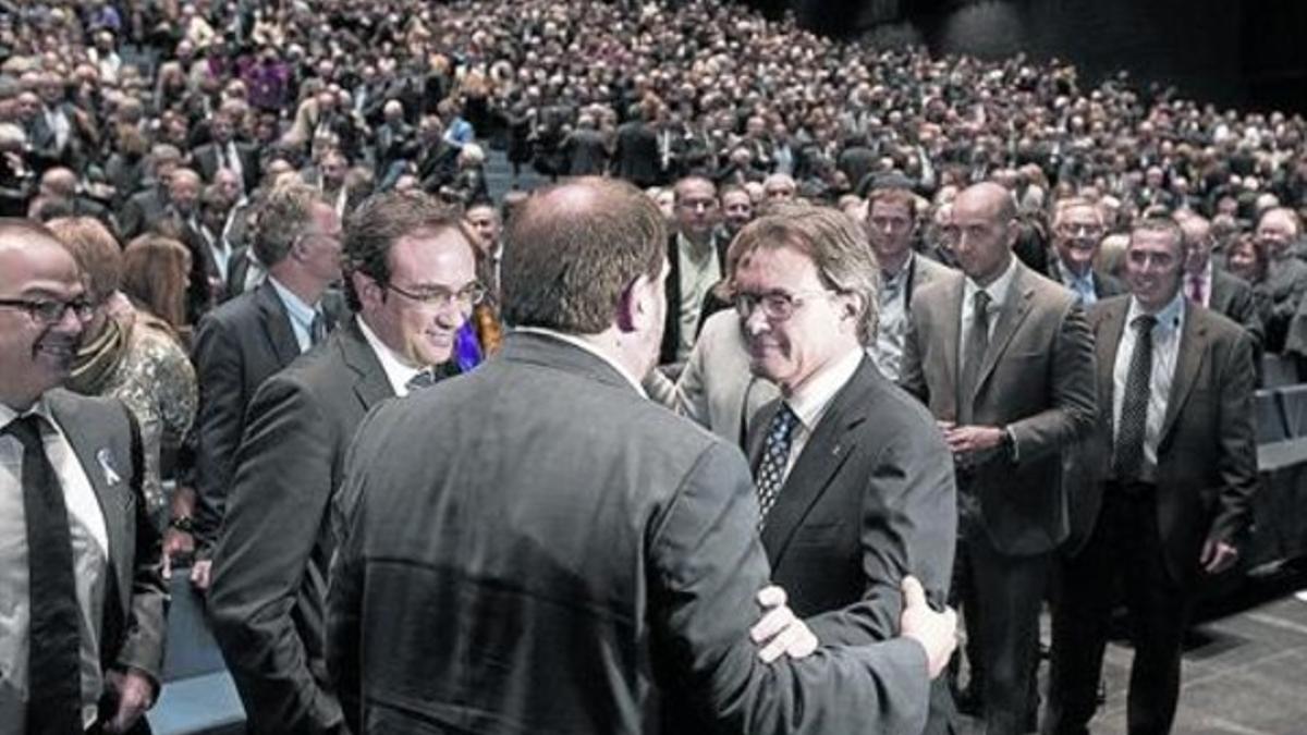 El 'president' Artur Mas y el líder de ERC, Oriol Junqueras, se saludan al término de la conferencia.