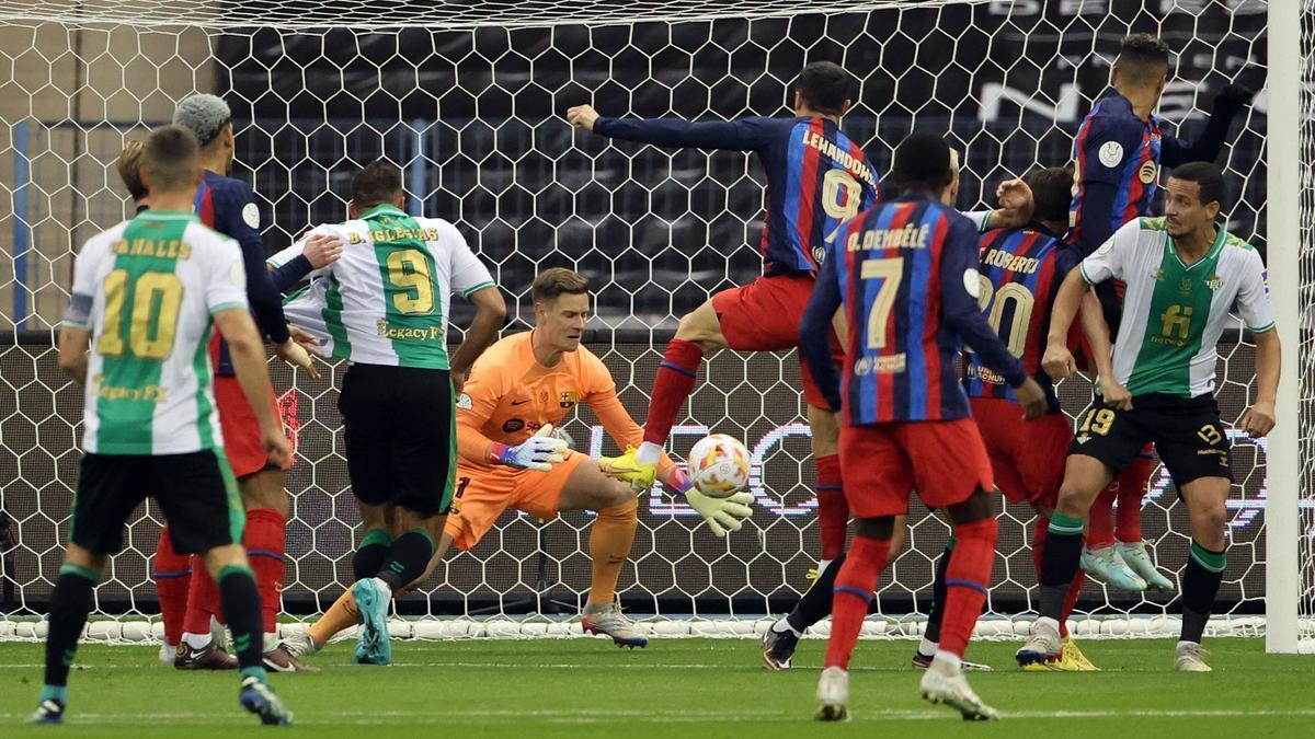 Barcelona's German goalkeeper Marc-Andre ter Stegen (C) saves the ball during the Spanish Super Cup semi-final football match between Real Betis and FC Barcelona at the King Fahd International Stadium in Riyadh, Saudi Arabia, on January 12, 2023. (Photo by Giuseppe CACACE / AFP)