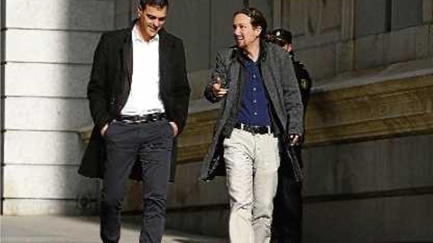 Pedro Sánchez i Pablo Iglesias van fer una passejada pels exteriors del Congrés abans de la reunió.