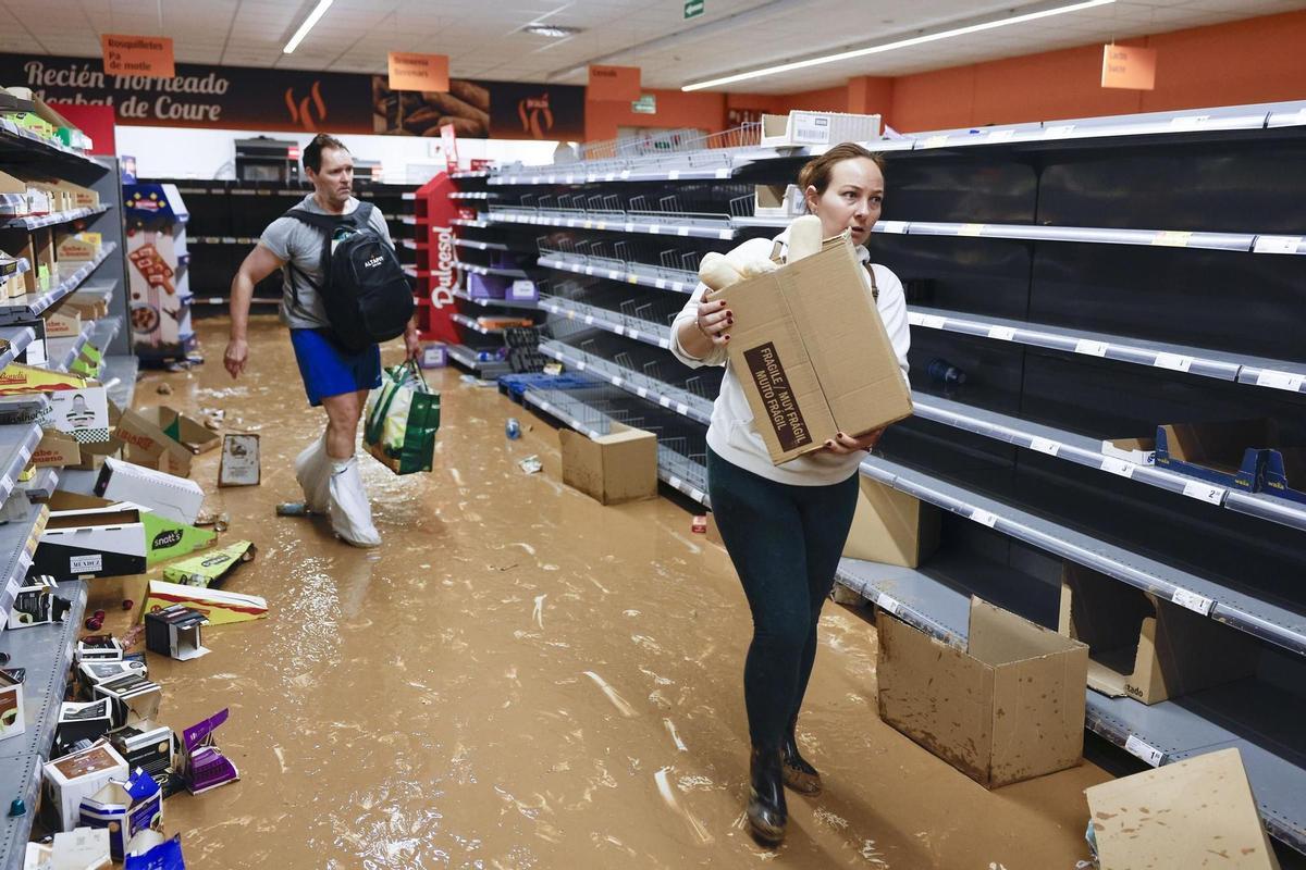 Por las inundaciones de la DANA, afectados buscan alimentos en supermercados destruidos