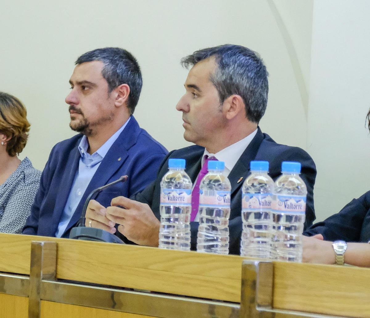 Escobar, a la izquierda, con el alcalde de Aspe, en un pleno, en una imagen de archivo