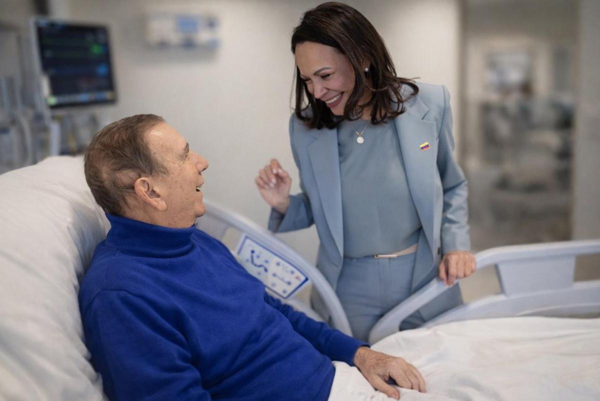 Edmundo Gónzalez recibe la visita de Corina Machado durante su hospitalización.