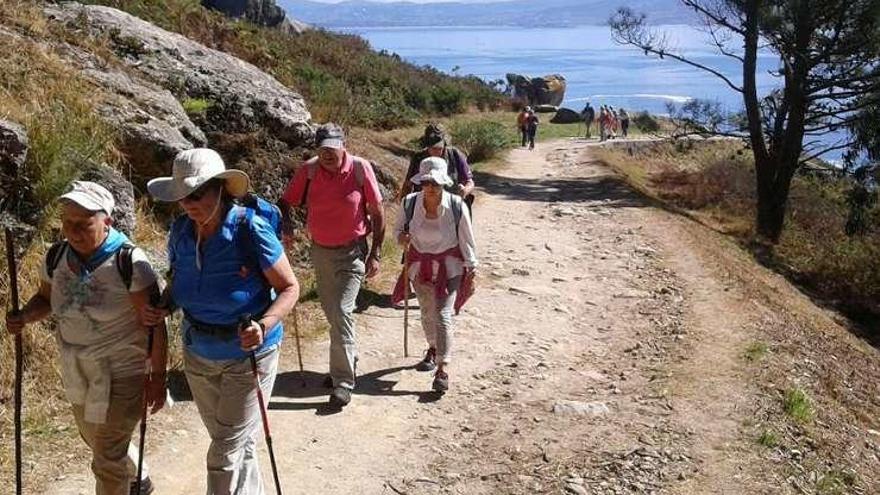 Los mayores de Oleiros realizan una ruta de senderismo por las Cíes