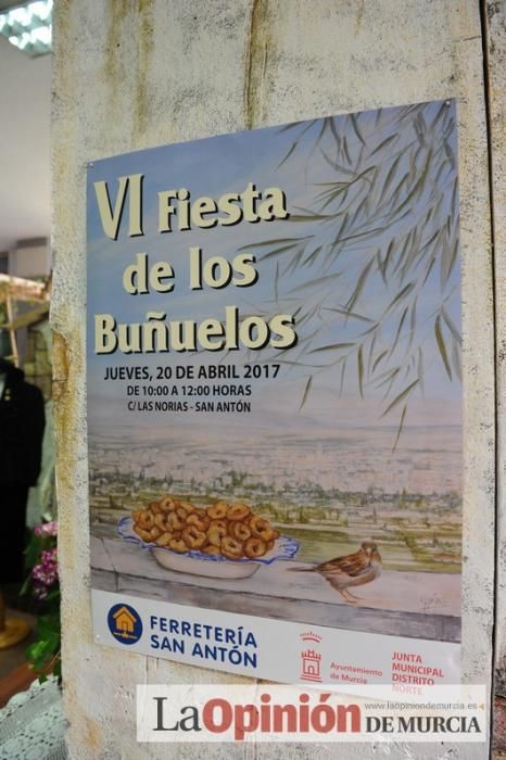 Reparto de buñuelos y chocolate en la ferretería de San Anton