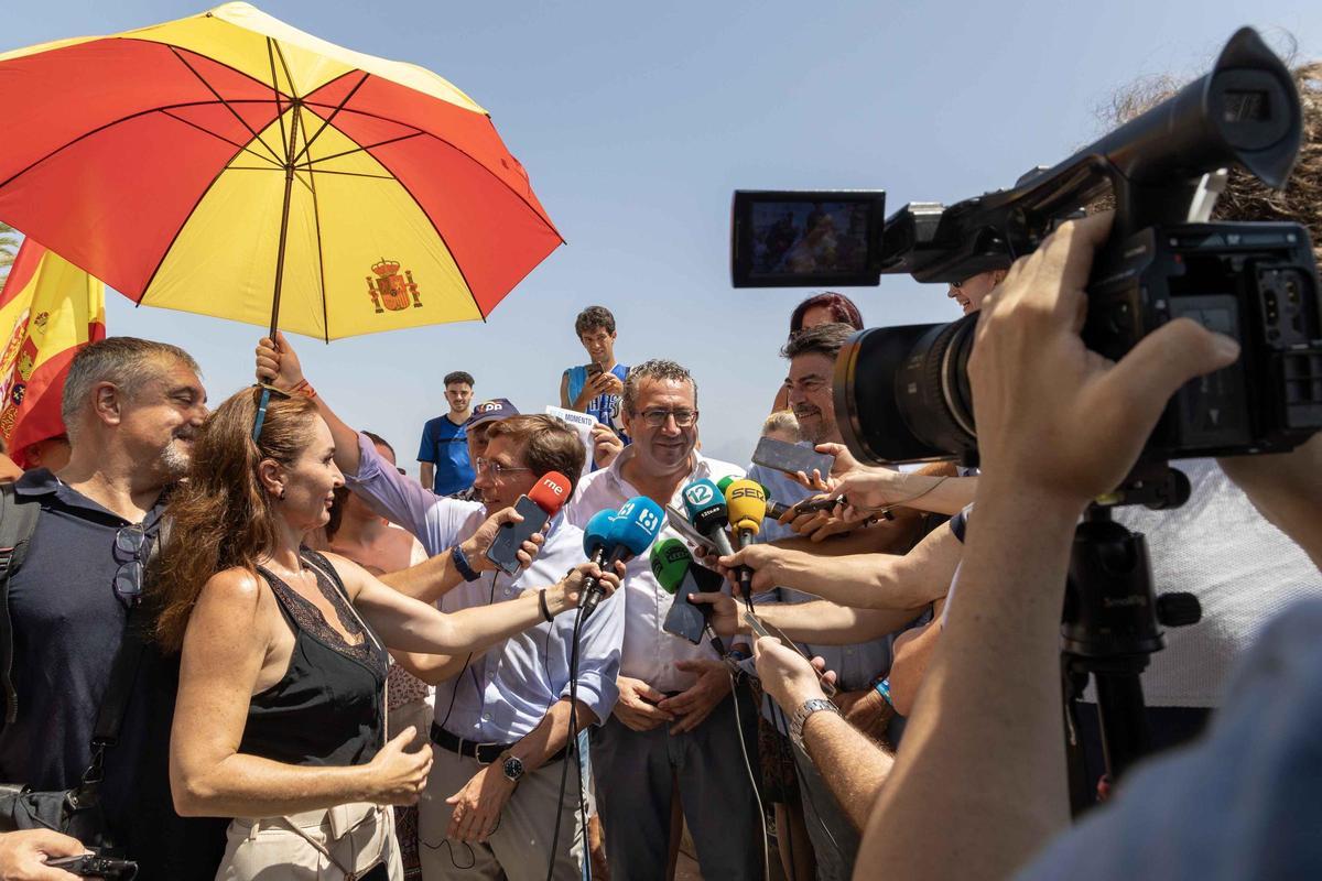 El Alcalde de Madrid Almeida hace campaña por la Playa de San Juan El Alcalde de Madrid Almeida hace campaña por la Playa de San Juan