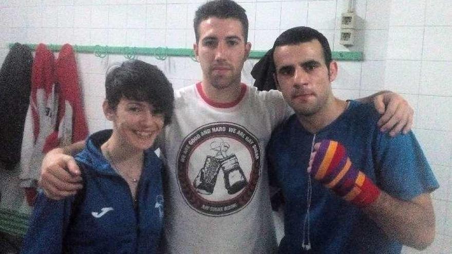 Aarón González (derecha) con Sandor Martín y Rocío Suárez. // FdV