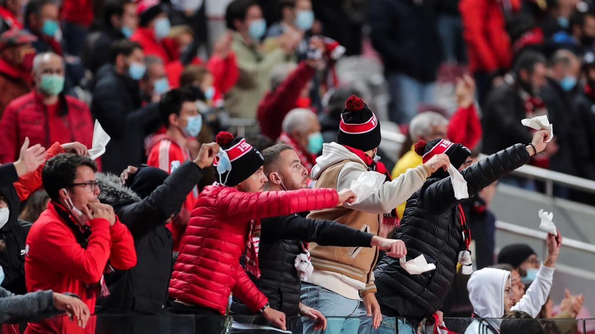 Aficionados del Benfica enseñando pañuelos blancos tras el partido contra el Sporting.
