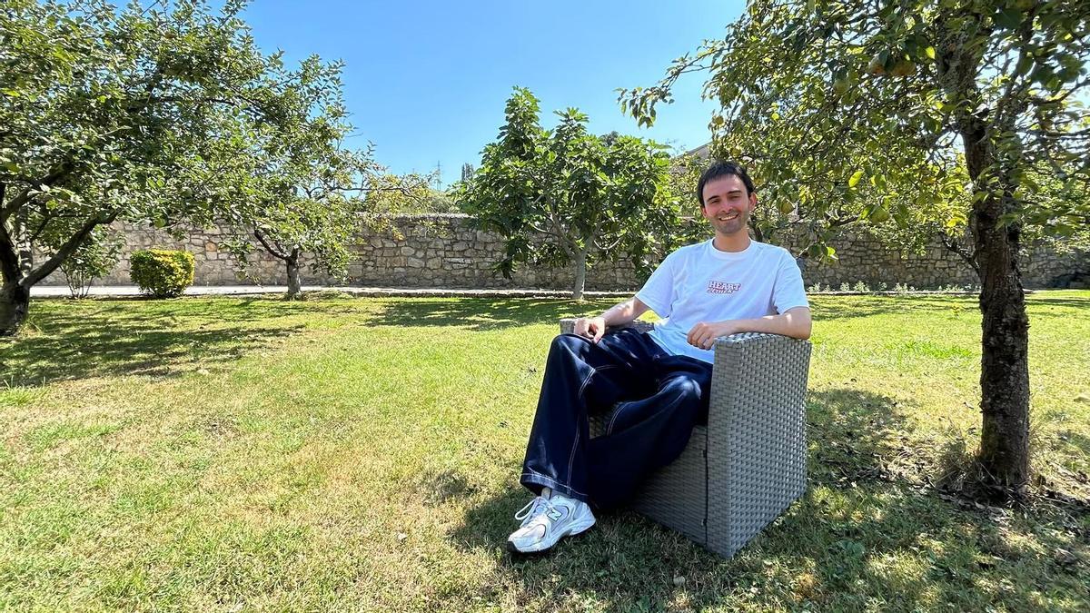 Alfredo Suárez, en el jardín de la vivienda familiar en Cancienes.