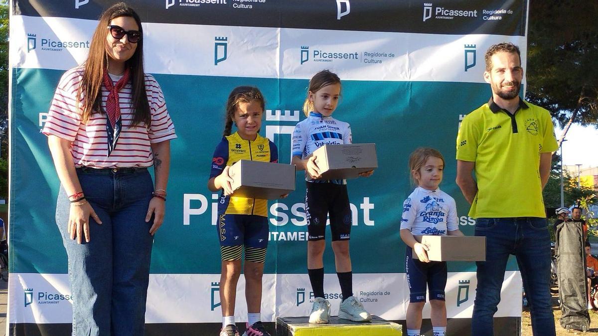 Llum Bonell, de la Escola de Ciclisme Ontinyent, en el segundo puesto del podio en el Memorial de Picassent.