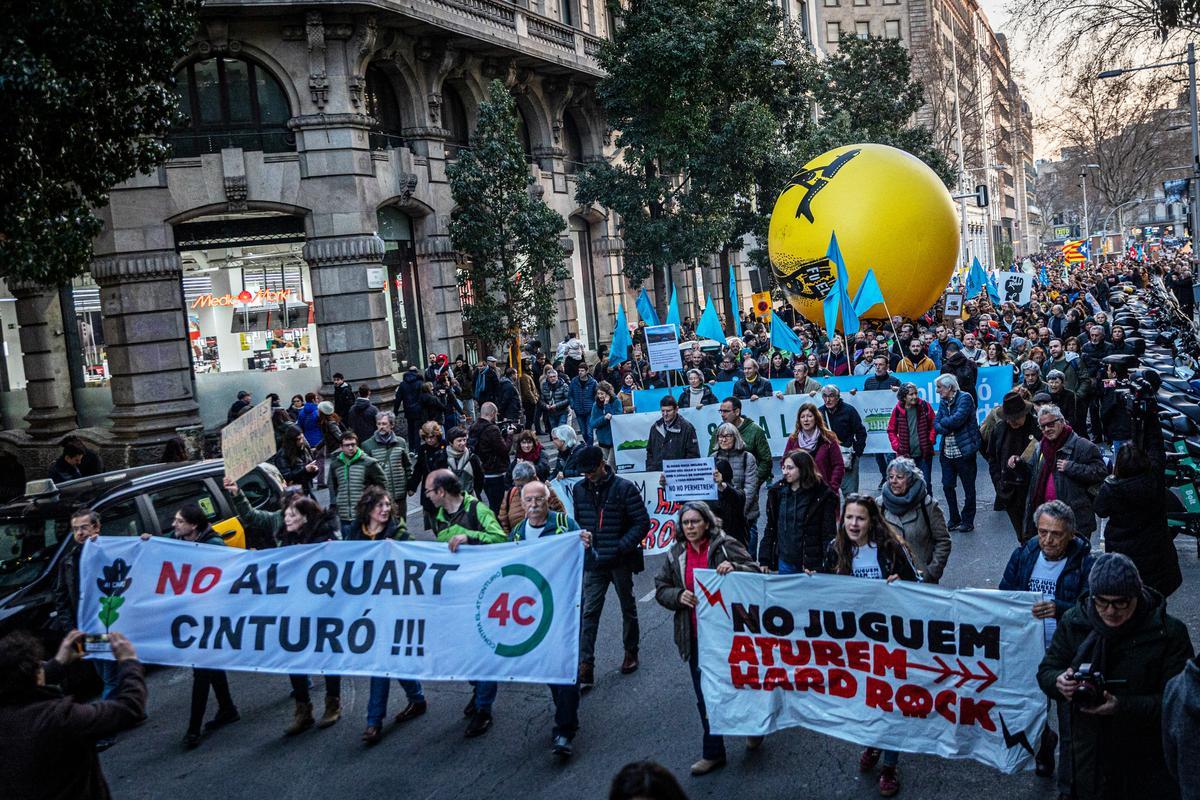 La manifestación contra el Hard Rock, la ampliación del aeropuerto y el Cuarto Cinturón corta el centro de Barcelona