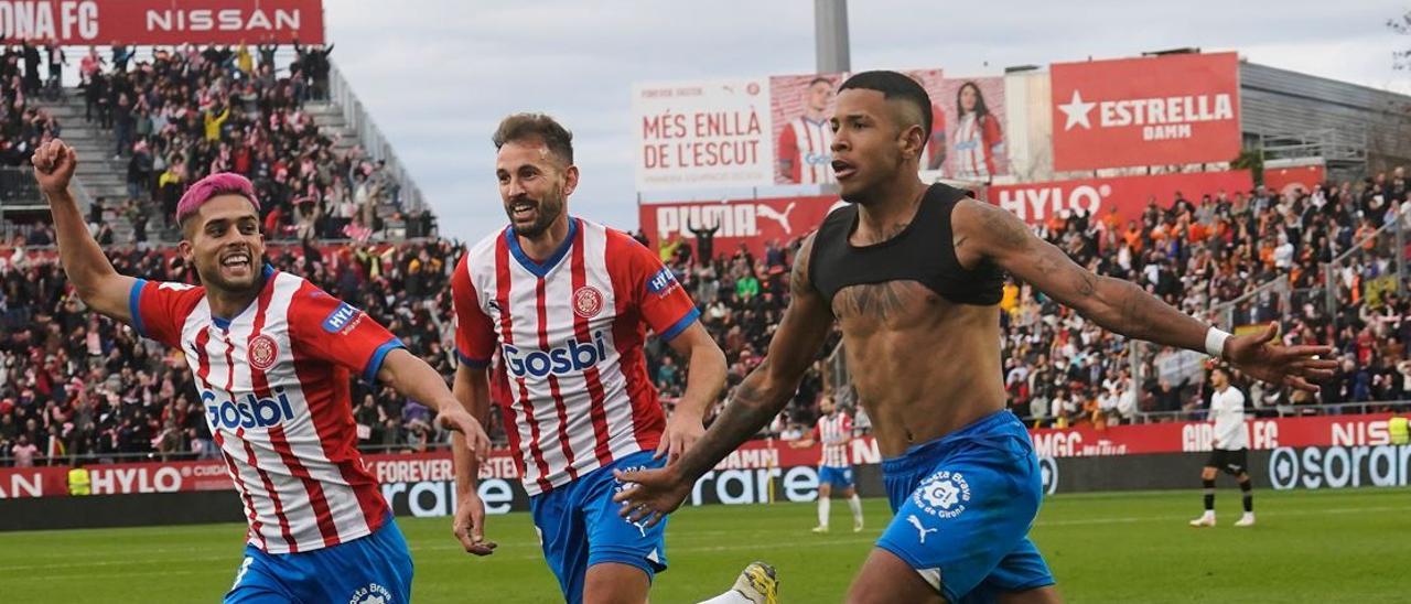 Yan Couto, Stuani i Savinho corren per celebrar el gol de l’extrem brasiler, abans que l’àrbitre l’anul·li.