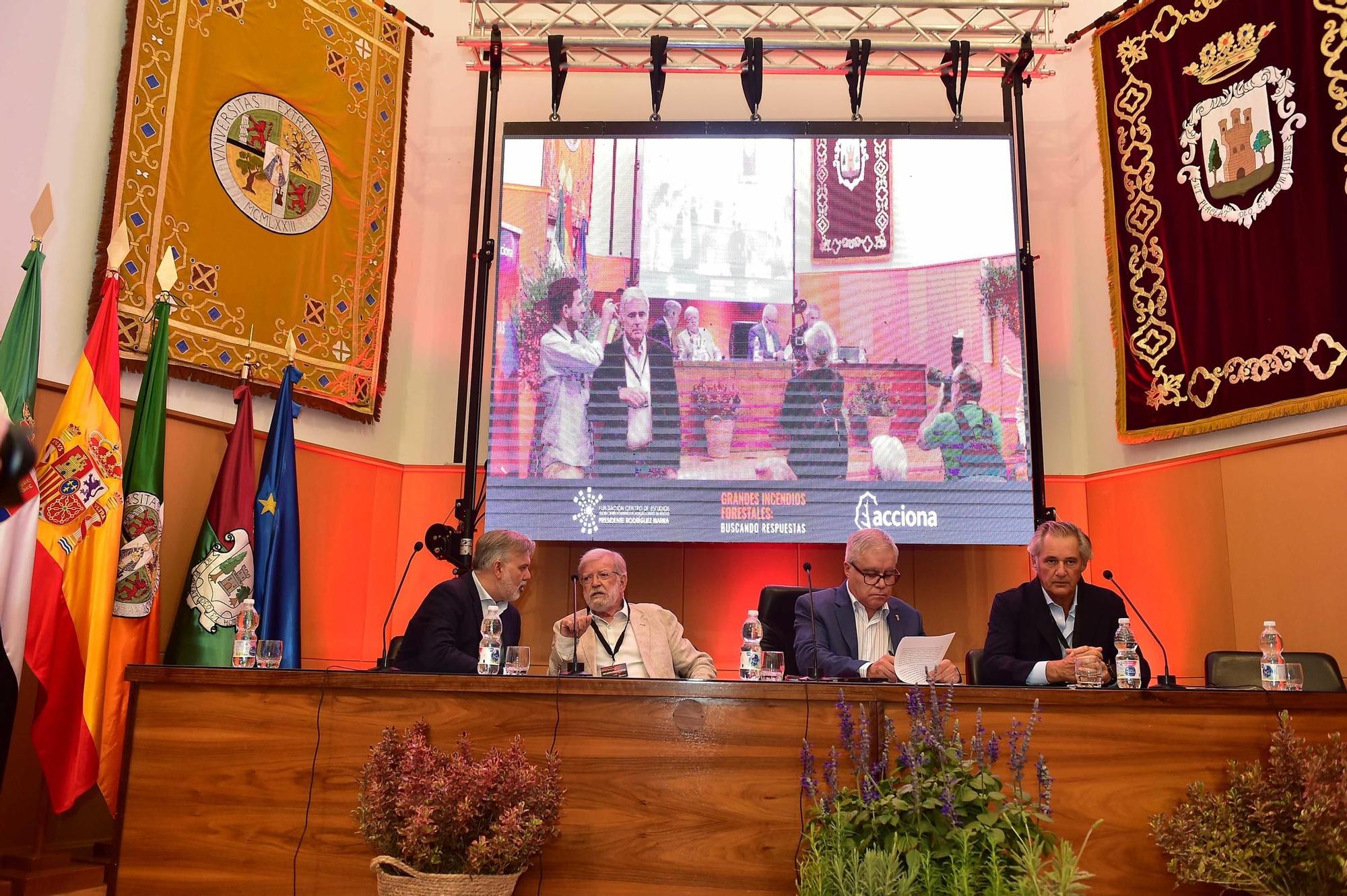 FOTOGALERÍA |  Congreso sobre grandes incendios forestales en el centro universitario de Plasencia