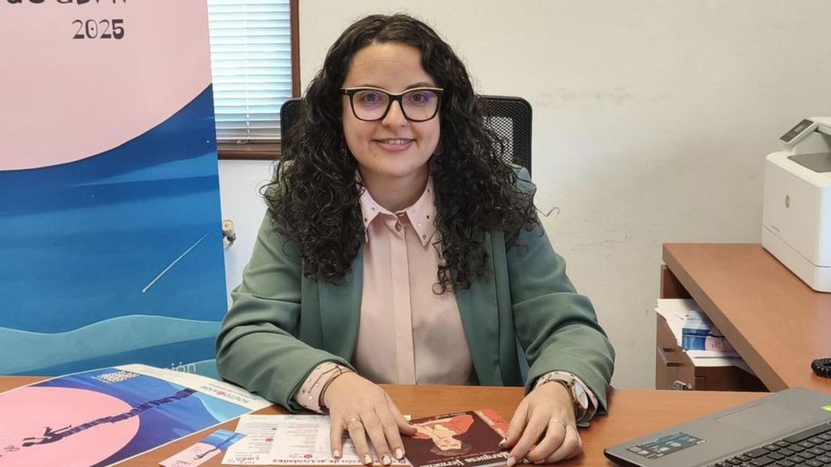 La edil de Cultura, Silvia Cernadas, presenta la Feira do Libro.