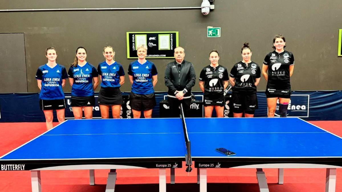 Las jugadoras del bloque prieguense, a la derecha, antes del inicio del partido.