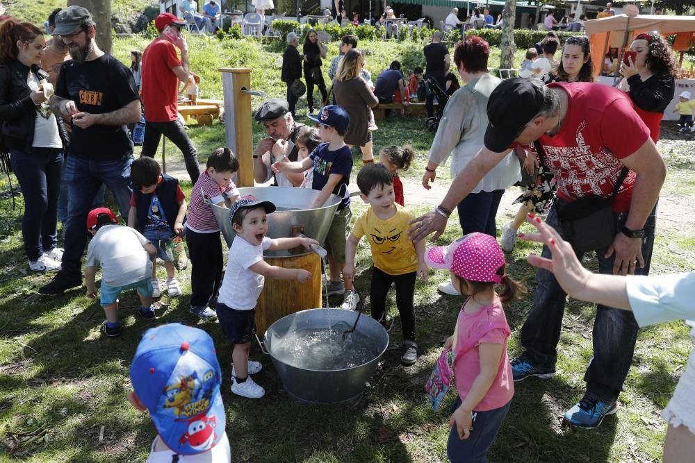 Numerosas familias participan en la Festa Miudiña en Monte dos Pozos, cita que realza el entretenimiento tradicional: sin cables ni teclas ni pantallas.