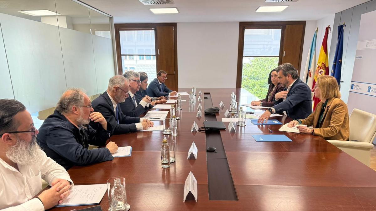 Juan Manuel Vieites, a la izquierda, junto a otros representantes empresariales durante la reunión con Diego Calvo.