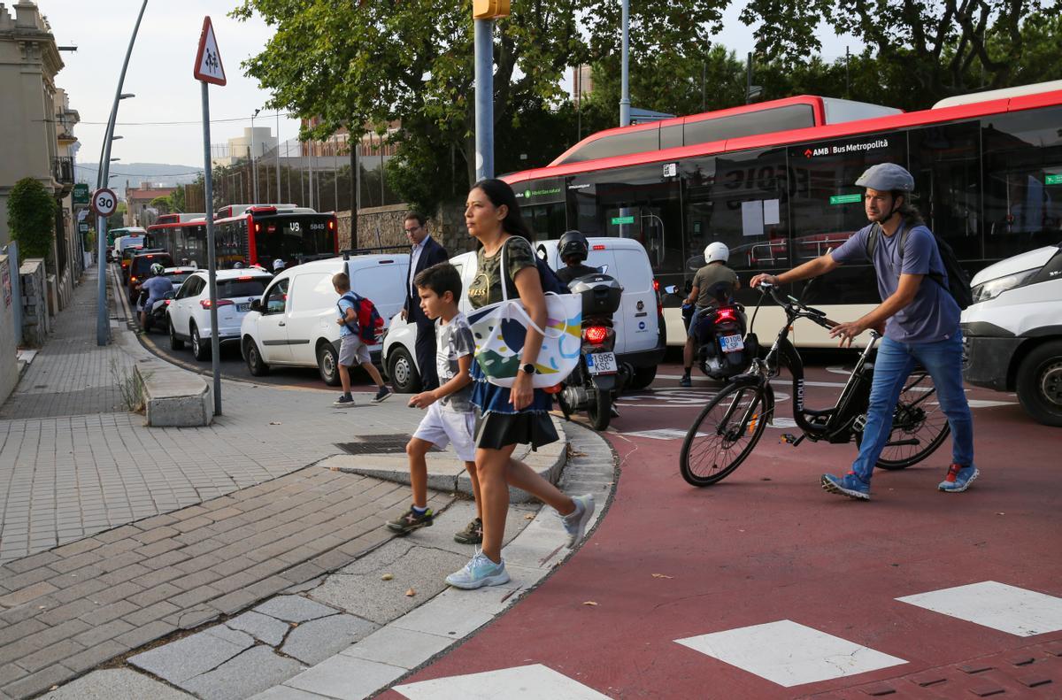 Ambiente en las calles cercanas a colegios en la zona alta de Barcelona, en el primer día de clase