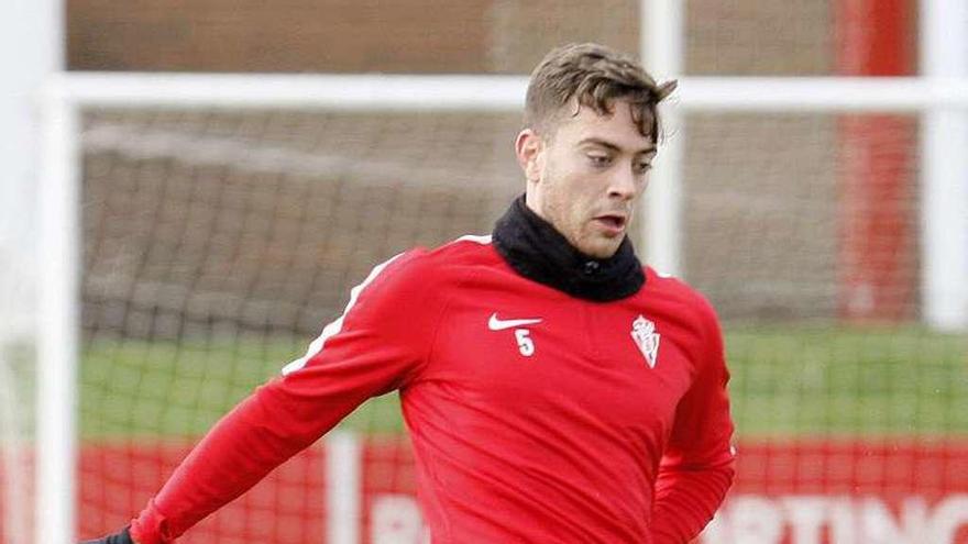 Juan Rodríguez controla un balón en el entrenamiento de ayer.