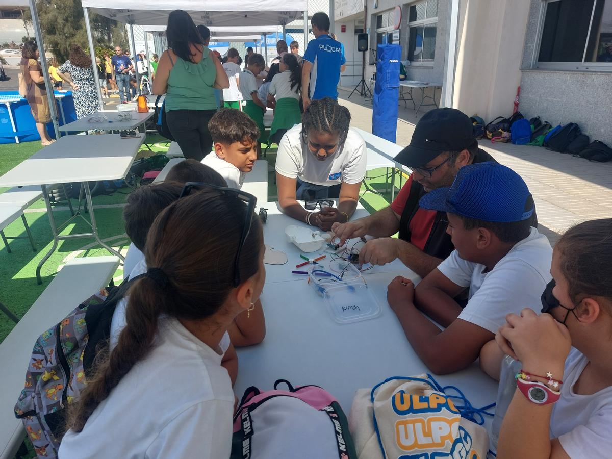 El director del CEIP Tagoror junto a sus estudiantes trabajan en su proptotipo. | lp/dlp